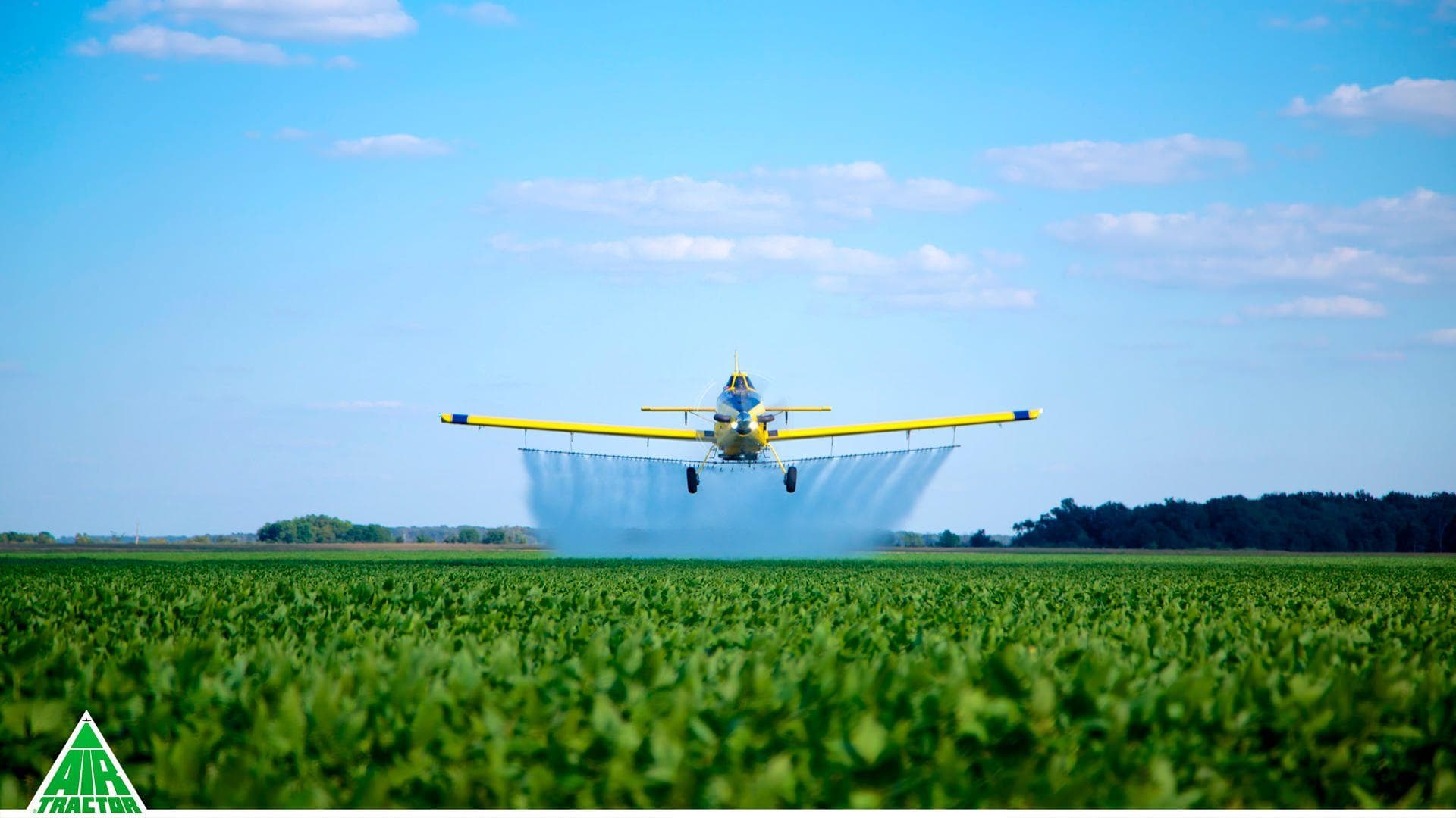 Air Tractor pulverizando lavoura ao amanhecer — aviação agrícola brasileira